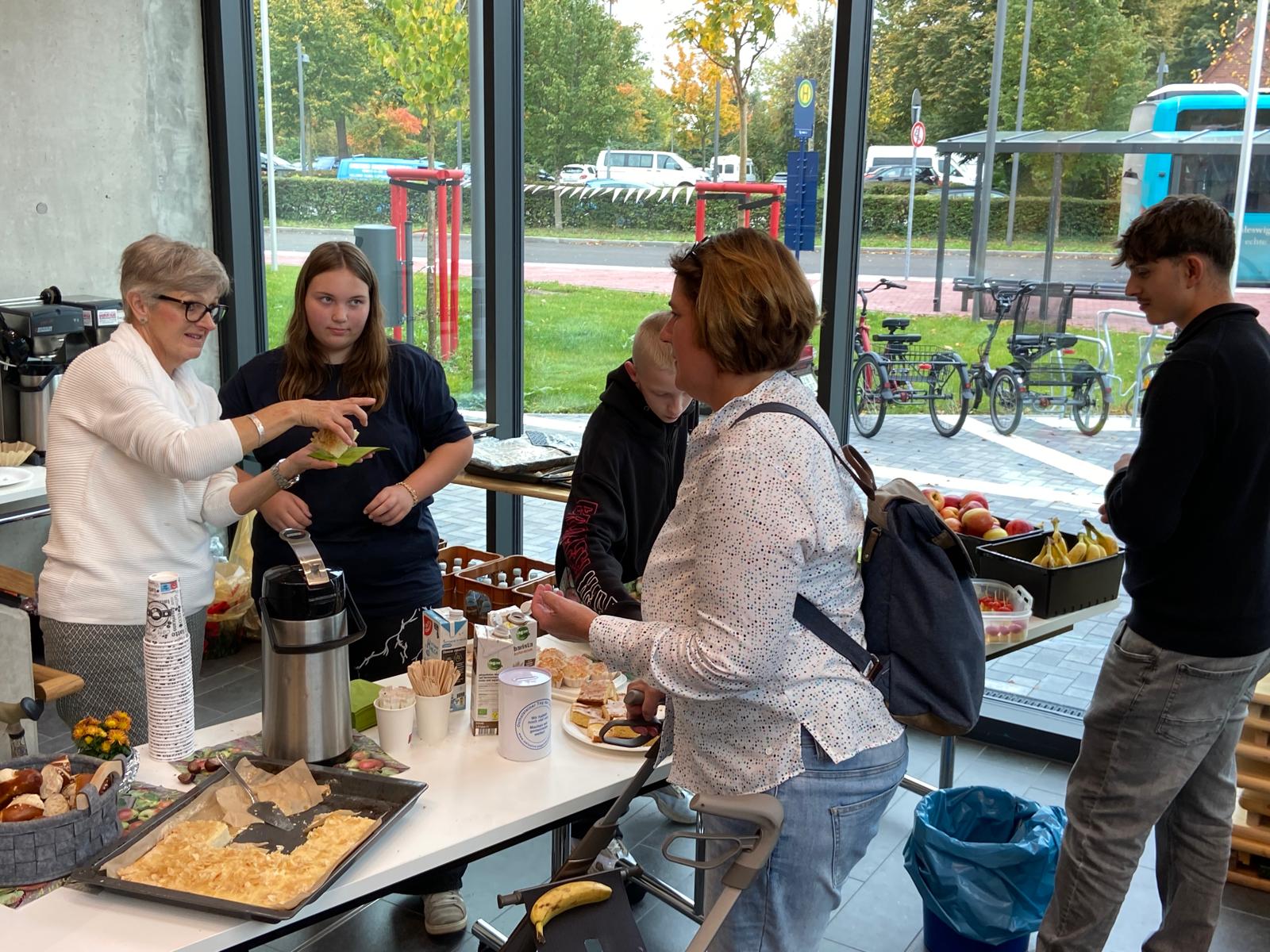 Kaffee und Kuchen frei für alle. 